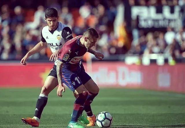 瓦伦西亚迎西甲关键赛，集结日战术微调，引发热议，纪律约束更严格的简单介绍